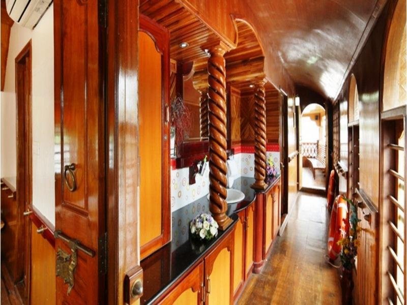 rudra houseboats