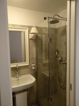 randd rest and dream capri