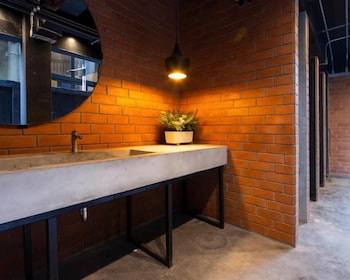 bed station hostel khaosan