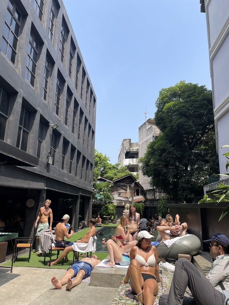 bed station hostel khaosan