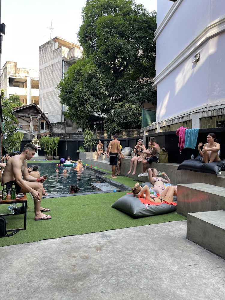 bed station hostel khaosan