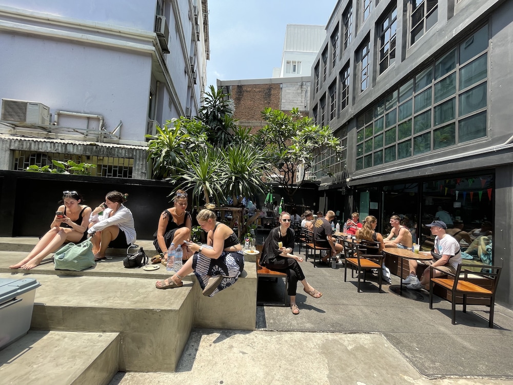 bed station hostel khaosan