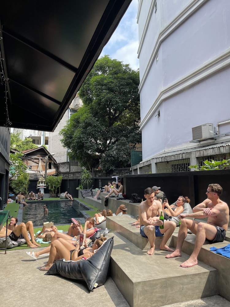 bed station hostel khaosan