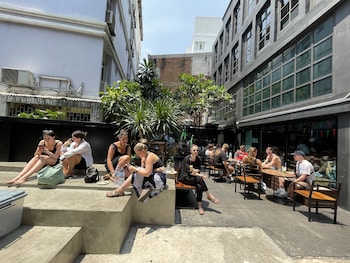 bed station hostel khaosan