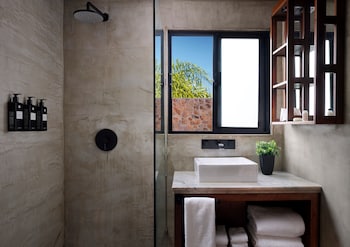 hotel surya pantai losari