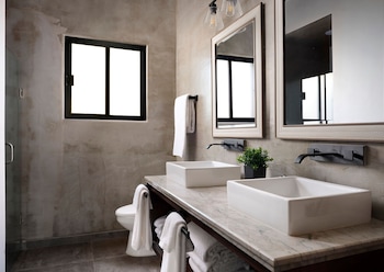 hotel surya pantai losari