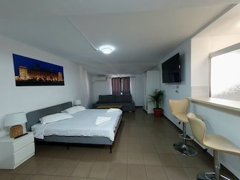 piata uniri cozy inn