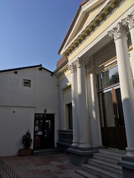 piata uniri cozy inn