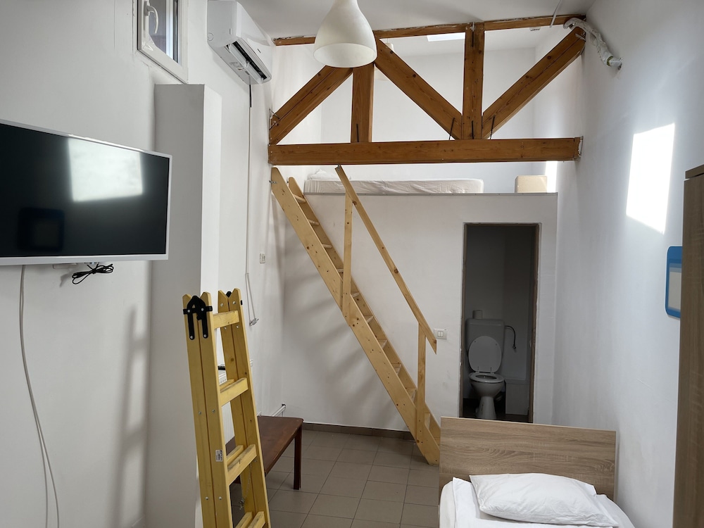 piata uniri cozy inn