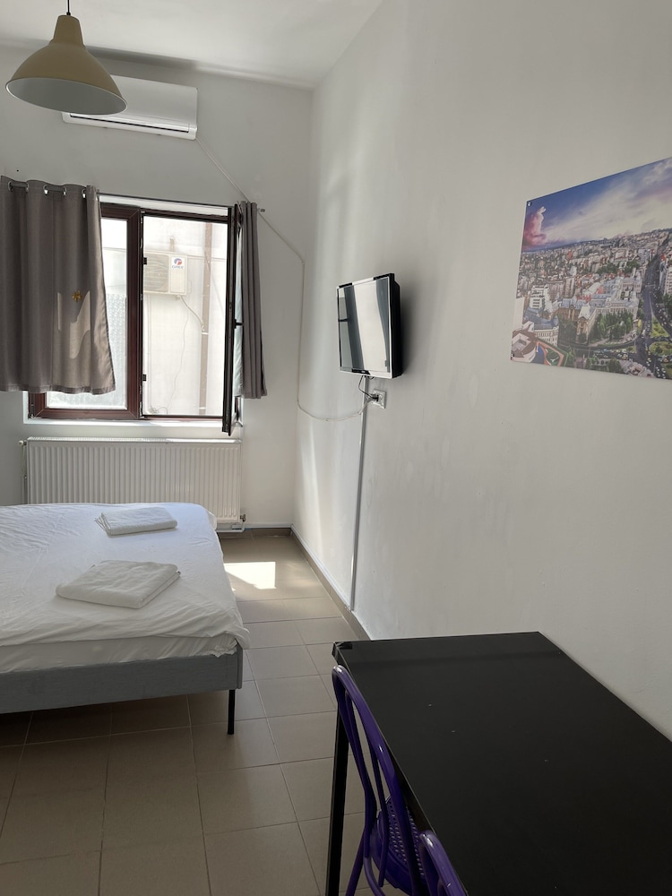 piata uniri cozy inn