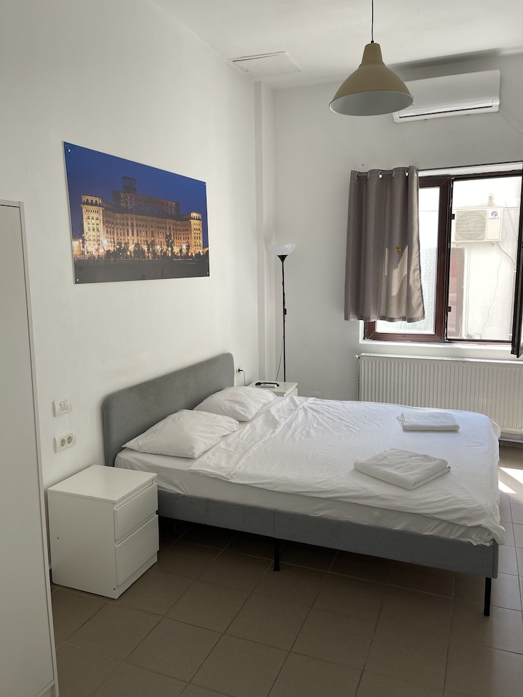 piata uniri cozy inn