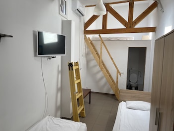 piata uniri cozy inn