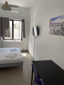 piata uniri cozy inn