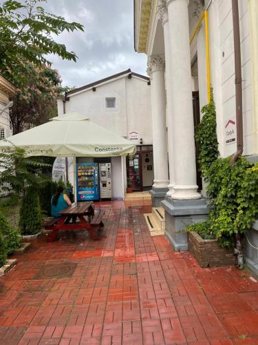 piata uniri cozy inn