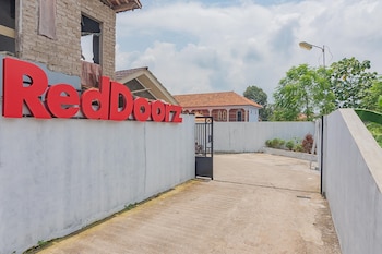 reddoorz syariah tambak mekar street subang