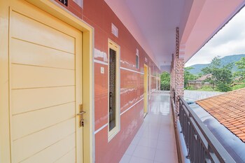 reddoorz syariah tambak mekar street subang