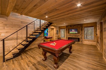 Iron Mountain Lodge 4 Bedroom Cabin By Redawning,,4.5 star