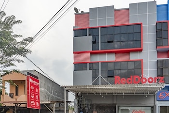reddoorz plus near millenium ict centre medan 2