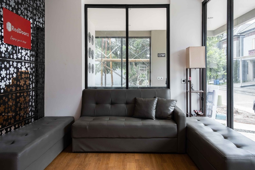 reddoorz plus near ice bsd 2