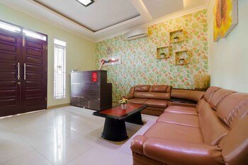 reddoorz syariah near jam gadang bukittinggi 2