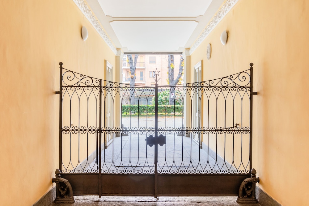 dante subway apartment