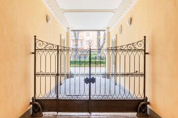 dante subway apartment