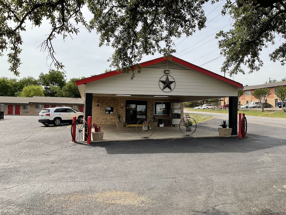 glen rose inn and suites