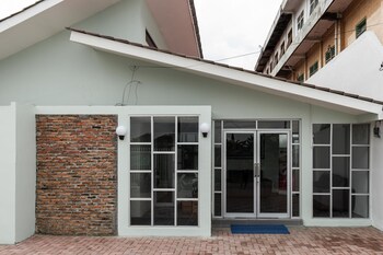 reddoorz plus near rs usu medan 2