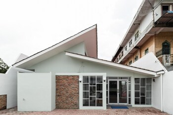 reddoorz plus near rs usu medan 2