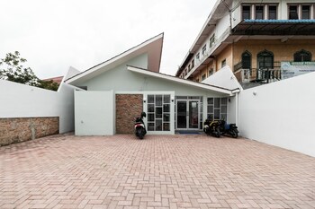 reddoorz plus near rs usu medan 2