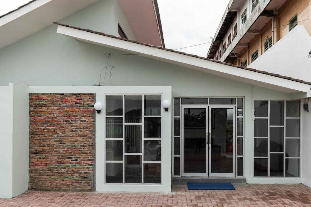 reddoorz plus near rs usu medan 2