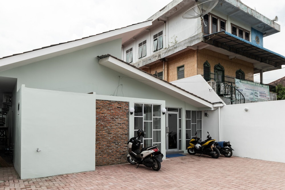 reddoorz plus near rs usu medan 2