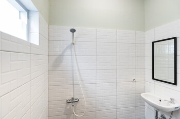 reddoorz plus near rs usu medan 2