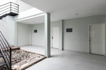 reddoorz plus near rs usu medan 2