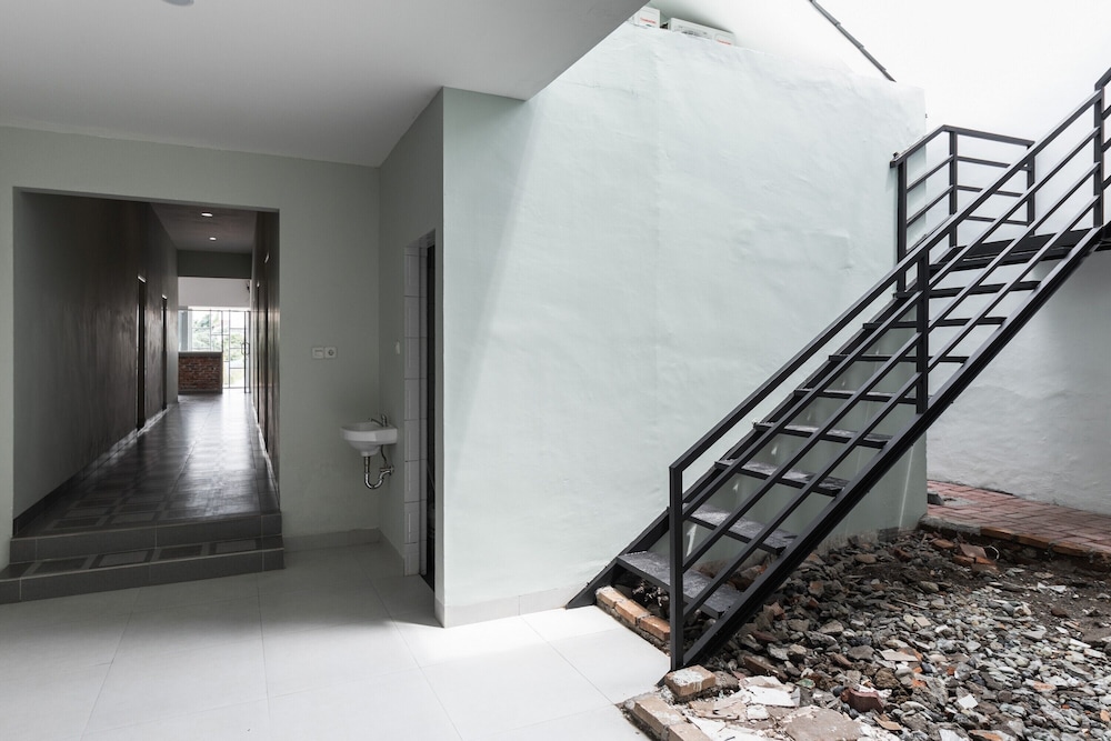 reddoorz plus near rs usu medan 2