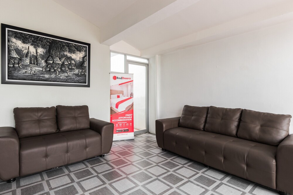 reddoorz plus near rs usu medan 2