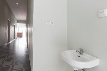 reddoorz plus near rs usu medan 2