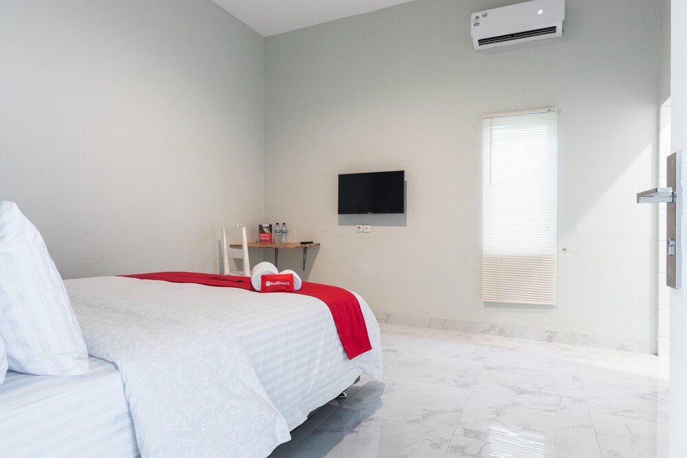 reddoorz plus near rs usu medan 2