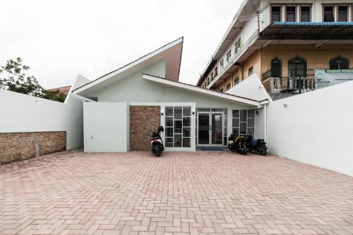 reddoorz plus near rs usu medan 2