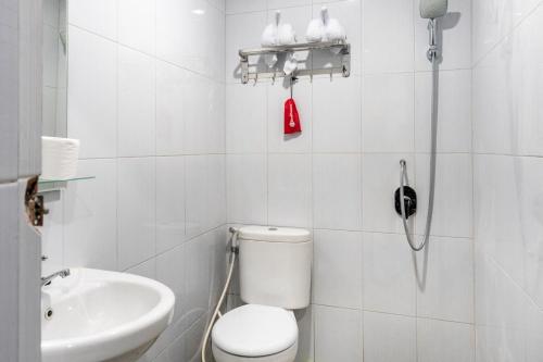 reddoorz near manhattan times square medan 2