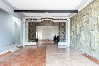 reddoorz near manhattan times square medan 2