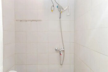 reddoorz near kaza mall surabaya