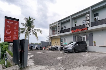 reddoorz near exit toll sirkuit sentul