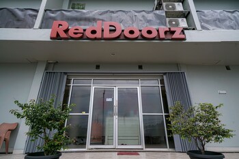 reddoorz near exit toll sirkuit sentul