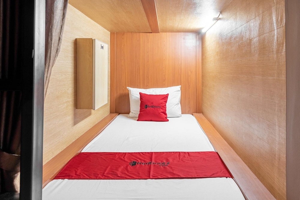 reddoorz hostel near ltc glodok