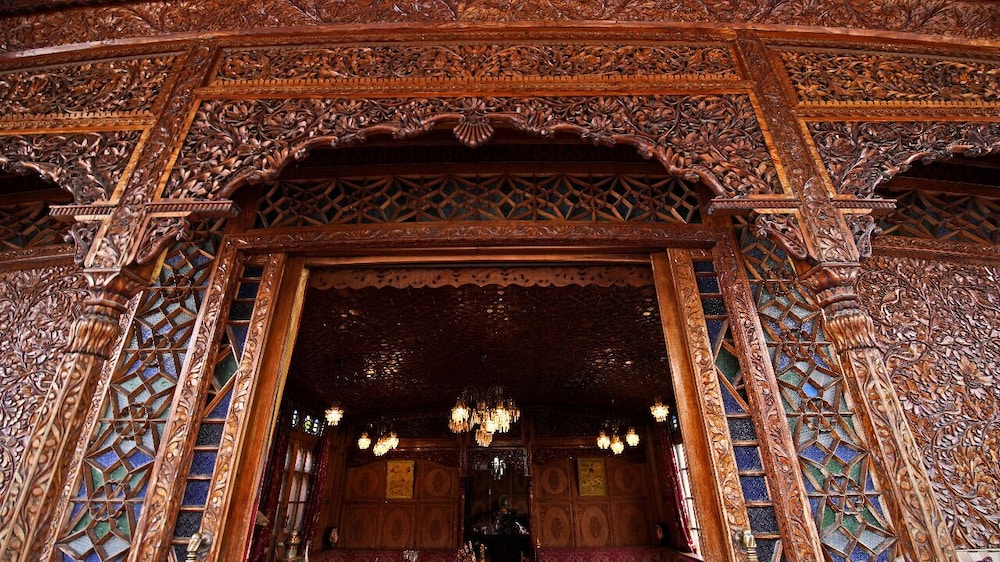 meena group houseboats