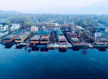 meena group houseboats