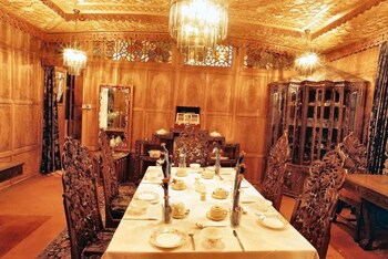 meena group houseboats