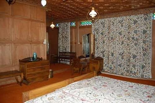 meena group houseboats