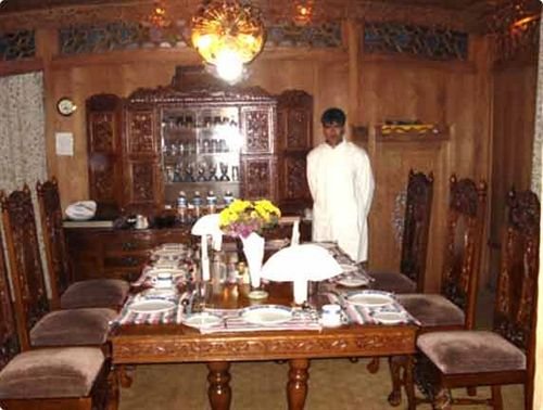 meena group houseboats